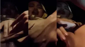 Kobelin Memek Ayang Jilboobs di Dalem Mobil
